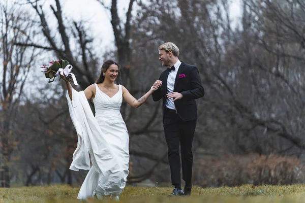 新娘和新郎婚纱摄影外 高质量的照片 — 图库照片
