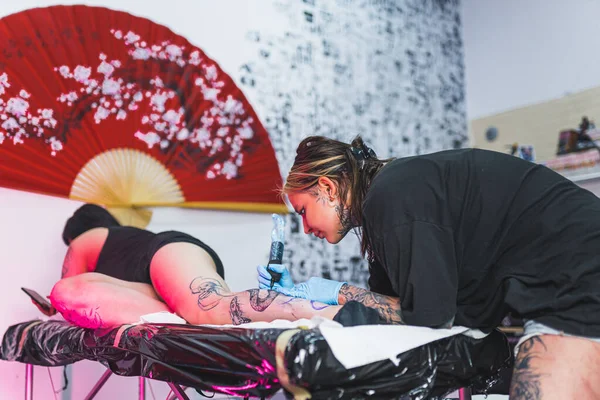 Customer Laying Bed Tattoo Artist Applying Ink Her Leg Tattoo — Stock Photo, Image