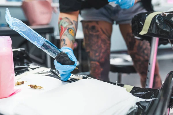 Professional Tattoo Master Holding Tattoo Machine Working Studio High Quality — Stock Photo, Image
