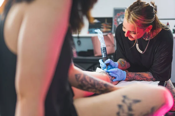 Tattoo Artist Applying Ink Customers Body Tattoo Making Process High — Stock Photo, Image