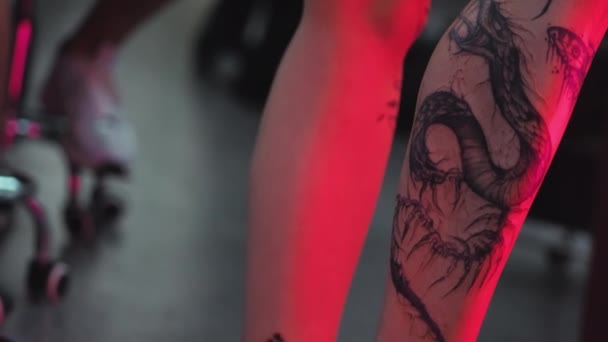 Fechar Pernas Nuas Femininas Com Uma Tatuagem Dragão Artística Livre — Vídeo de Stock