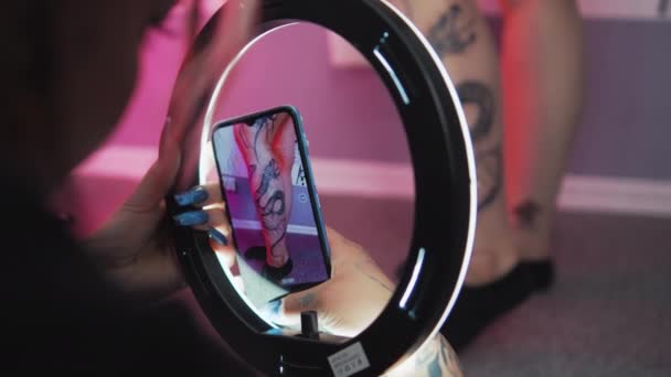 Artysta Robi Bliskie Zdjęcia Wytatuowanych Nóg Aparatem Smartfonowym Lampką Pierścieniową — Wideo stockowe