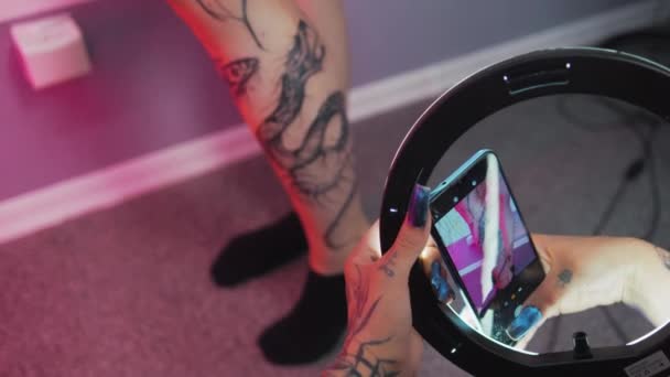 女性の手は 携帯カメラとリングライトを使用して入れ墨の脚の写真を撮る 高品質4K映像 — ストック動画