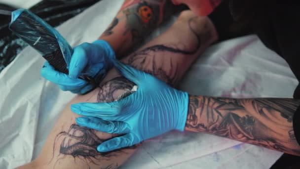 Tatuaje Artista Haciendo Tatuaje Pierna Chica Proceso Fabricación Tatuajes Salón — Vídeo de stock