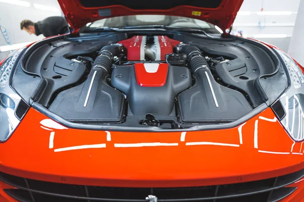 Pemandangan Depan Mesin Mobil Sport Merah Mengkilap Bersih Bawah Kap — Stok Foto