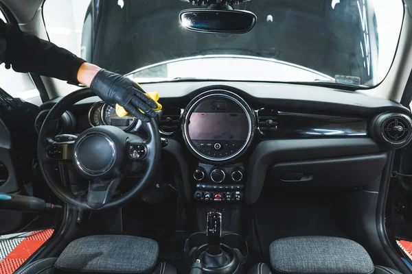 Reinigung Des Schwarzen Innenraums Eines Autos Einem Autostudio Mann Schutzhandschuhen — Stockfoto