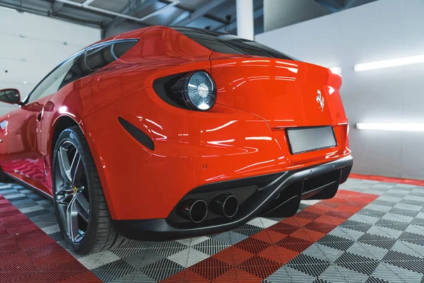 2023ポーランドのワルシャワ 赤豪華なフェラーリのリアビューは 力学で駐車したり 詳細なスタジオで車の中で スポーツカーの光沢のある赤い車の塗料 高品質の写真 — ストック写真