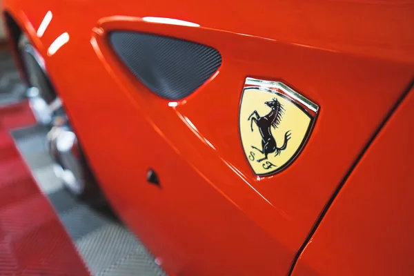 2023 Warszawa Polen Rengör Glänsande Ferrari Logotyp Närbild Skjuten Röd — Stockfoto