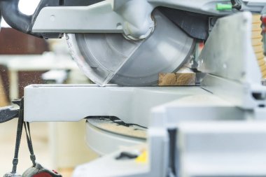 Yuvarlak, ahşap kereste fabrikasının ahşap kesimi. Yüksek kalite fotoğraf