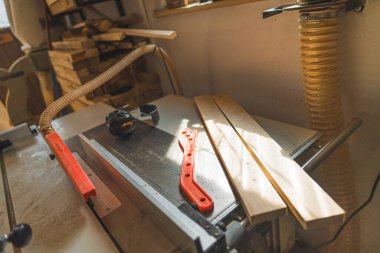 Aletleri ve odunları olan marangoz işyeri. Yüksek kalite fotoğraf