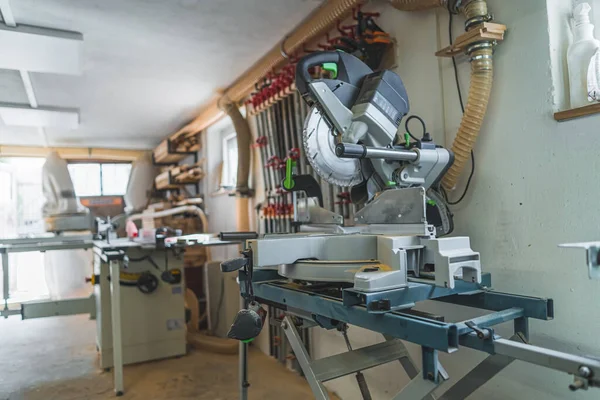 Máquina Corte Madeira Local Trabalho Carpinteiro Foto Alta Qualidade — Fotografia de Stock