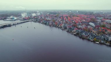 Koog aan de Zaan kasabası kuşların gözünden görüldü. Nehir kıyısındaki kasaba. Yüksek kalite 4k görüntü