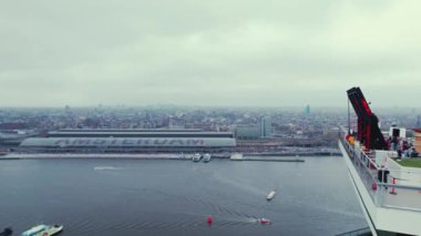 Amsterdam 'ın nehir manzarası. Arka planda şehir. Yüksek kalite 4k görüntü