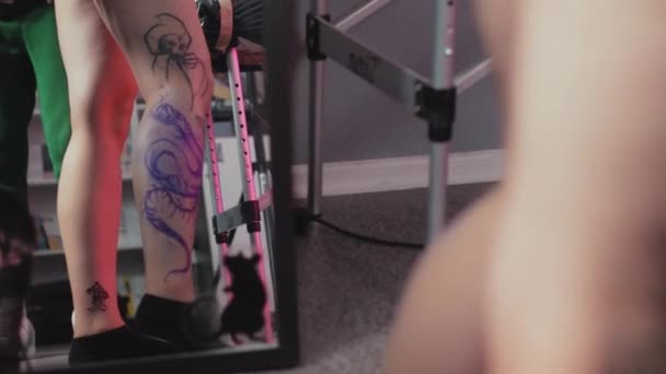 Stüdyoda Aynanın Önünde Duran Çıplak Bacaklı Sanatsal Ejderha Dövmeli Bir — Stok video