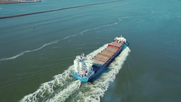 貨物船が水面を泳いでいる その背景にある他の船 高品質の4K映像 — ストック動画