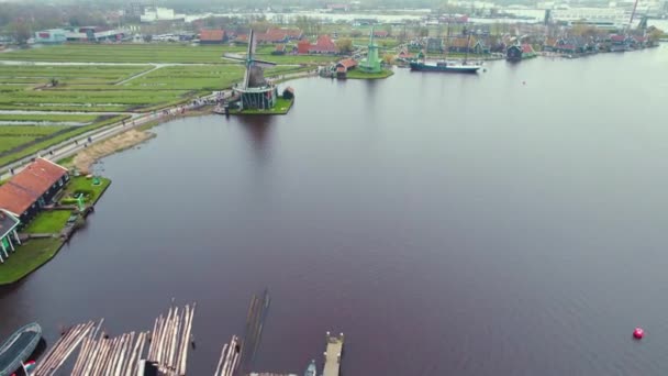 Zaans Schans Panoramik Drone Görüntüsü Amsterdam Hollanda Yakınlarındaki Kanalında Yel — Stok video