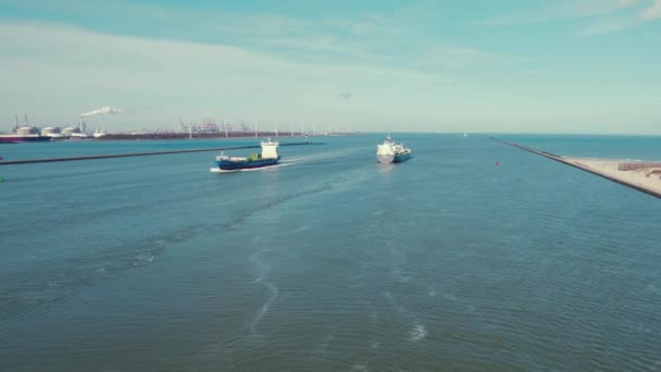 Statki Kontenerowe Przybywające Portu Rotterdamie Morzu Północnym Holandii Wysokiej Jakości — Wideo stockowe