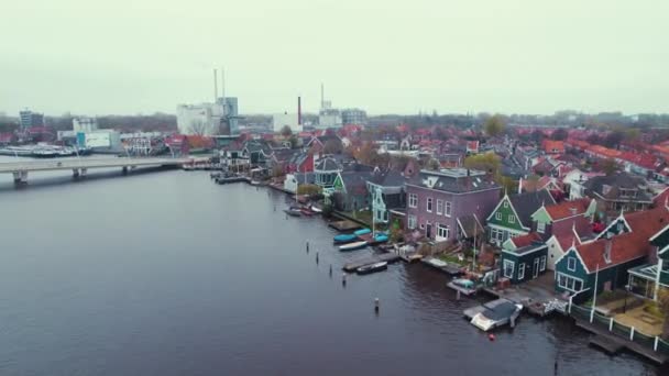 鸟瞰图片的房子坐落在河边与船只系泊 高质量的4K镜头 — 图库视频影像