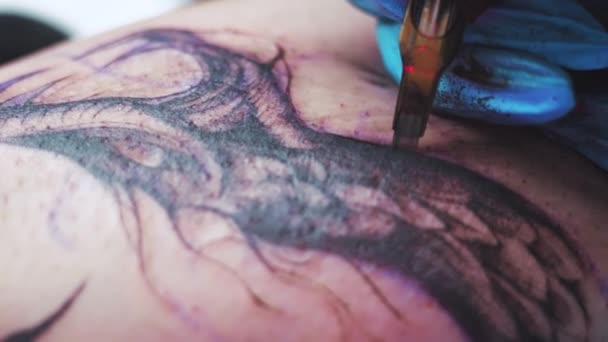 Επαγγελματίας Δάσκαλος Τατουάζ Κάνει Τατουάζ Χρησιμοποιώντας Μηχανή Τατουάζ Στούντιο Τατουάζ — Αρχείο Βίντεο