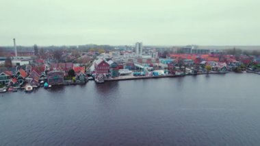 Bir Hollanda kasabası Koog aan de Zaan. Resimli binalar ve güzel mimari. Yüksek kalite 4k görüntü
