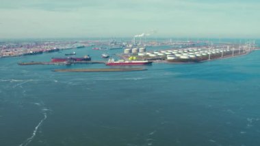 Rotterdam limanında. Binalar ve kargo gemileriyle birlikte iskele altyapısı. Yüksek kalite 4k görüntü