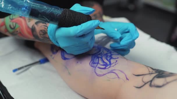 Клиент Делает Татуировку Мастера Татуировки Крупным Планом Наброска Татуировки Свободного — стоковое видео
