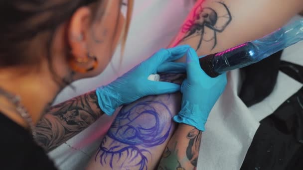 Artista Tatuagem Fazendo Tatuagem Perna Cliente Processo Fabricação Tatuagem Close — Vídeo de Stock