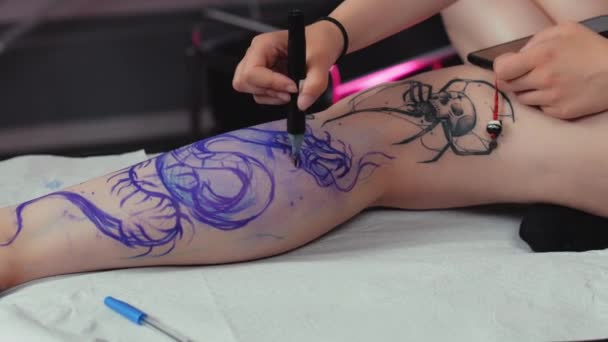 Client Getting Tattoo Her Leg Tattoo Master Closeup Freehand Tattoo — стоковое видео