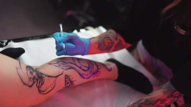 Freehand Tattoo Sketching Tattoo Parlour Tattooing Process Studio High Quality — стоковое видео