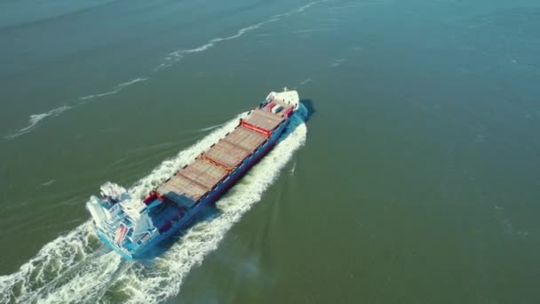 Aerial View Cargo Ship Swimming Water Living White Foam Its — Vídeo de Stock