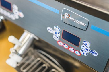 Çok fonksiyonlu kontrol paneli. Profesyonel dondurma imalatçısı detayı. Üretim makinesinin çeşitli fonksiyonlarını gösteren en iyi yakın çekim. Yüksek kalite fotoğraf