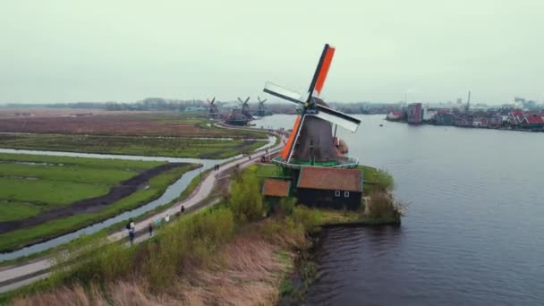 Zaanse Schans在Zaan河的风车上工作 俯瞰荷兰 高质量的4K镜头 — 图库视频影像
