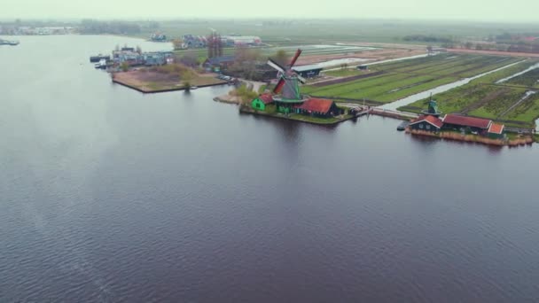 在荷兰全景无人驾驶飞机上 在水道边的赞恩斯博物馆转着风车 高质量的4K镜头 — 图库视频影像
