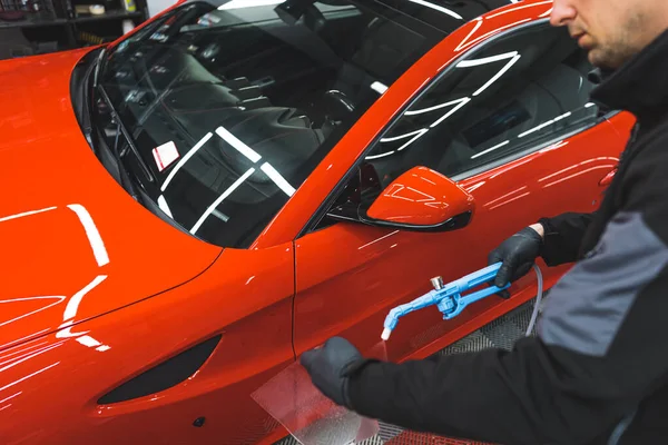 Egy Piros Autó Tisztítása Mosógépes Spray Vel Javítóműhelyben Kiváló Minőségű — Stock Fotó