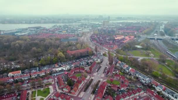 无人机拍摄了一个美丽的城市与斑驳的绿色和河流为背景 城市和自然的概念 高质量的4K镜头 — 图库视频影像