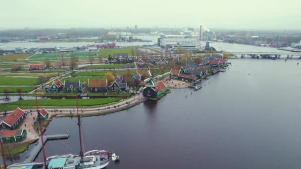 Bela Cidade Holandesa Com Casas Pitorescas Beira Mar Imagens Alta — Vídeo de Stock