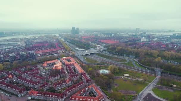 街の自然に囲まれた赤い屋根を持つエステティックなブリッジ 高品質の4K映像 — ストック動画
