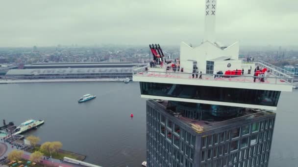 Pohled Amsterdamu Lidmi Něm Pozadí Městem Vody Vysoce Kvalitní Záběry — Stock video