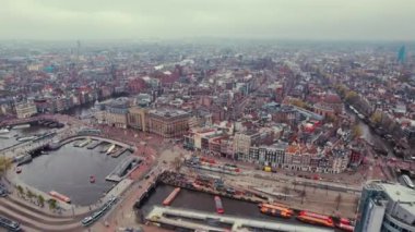 Amsterdam 'daki güzel binalar kuşların bakış açısından görülebiliyor. Yüksek kalite 4k görüntü