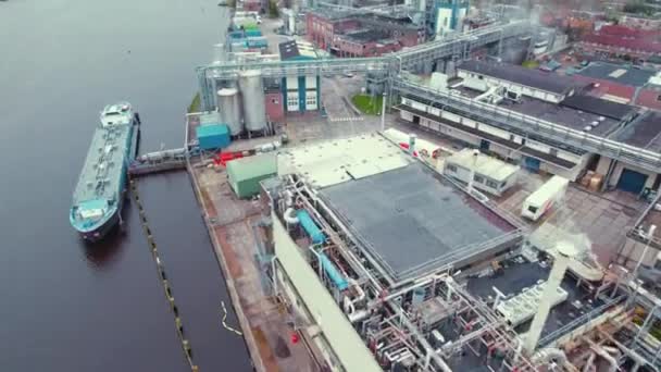 Riverbank Midden Amsterdam Havenbedrijven Een Drone Schot Hoge Kwaliteit Beeldmateriaal — Stockvideo