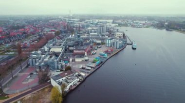 Hollanda 'nın Zaans şehrindeki Riverside' da. Binalar ve araçlar. Yüksek kalite 4k görüntü