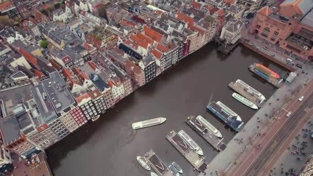 Амстердам Красивыми Buidlings Лодки Пришвартованы Центре Города Открытая Концепция Концепция — стоковое видео