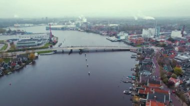 Nehir manzarası ve Hollanda 'nın Zaans şehrindeki binalar. Kuş bakışı görüş. Yüksek kalite 4k görüntü