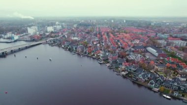 Nehirli ve çatıları kırmızı binalı Koog aan de Zaan kasabasının hava görüntüsü. Yüksek kalite 4k görüntü