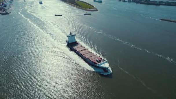 Εμπορευματικό Πλοίο Που Διέρχεται Από Νερό Κοντά Στο Λιμάνι Του — Αρχείο Βίντεο