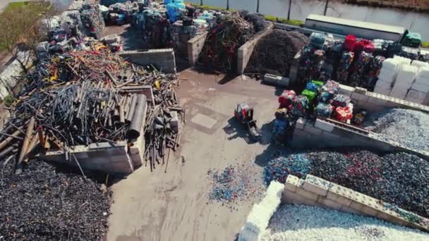 쓰레기 매립지 주위를 차량의 고품질 — 비디오