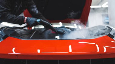 Araba temizleme konsepti, araba temizleme bez ve buharla, kapalı alanda. Yüksek kalite fotoğraf