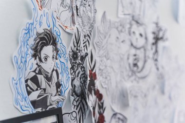 06.06.2023 Varşova, Polonya. İblis avcısı, Kimetsu yaiba yok, anime ana karakter dövmesi bir dövme stüdyosundaki beyaz duvara yapışmış. Yüksek kalite fotoğraf