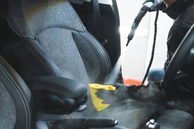 Araba temizleme konsepti, tamirhanede araba temizliği. Yüksek kalite fotoğraf