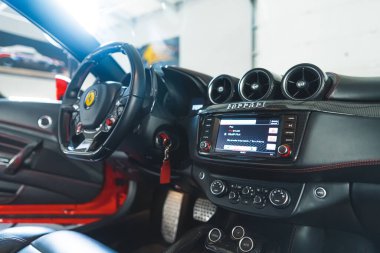 17.05.2023. Varşova, Polonya. Ferrari 'nin iç tarafının tamirhanedeki yakın çekimi. Yüksek kalite fotoğraf